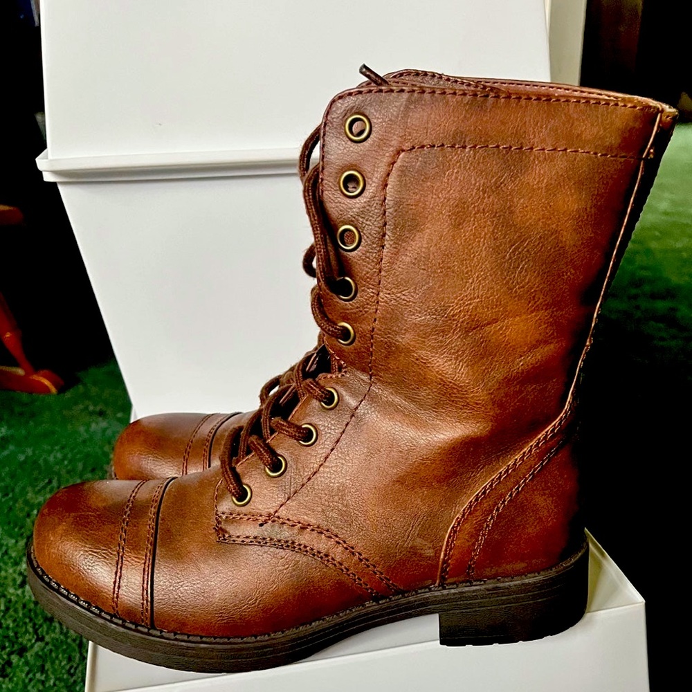 Brash nwot size 7 combat boots